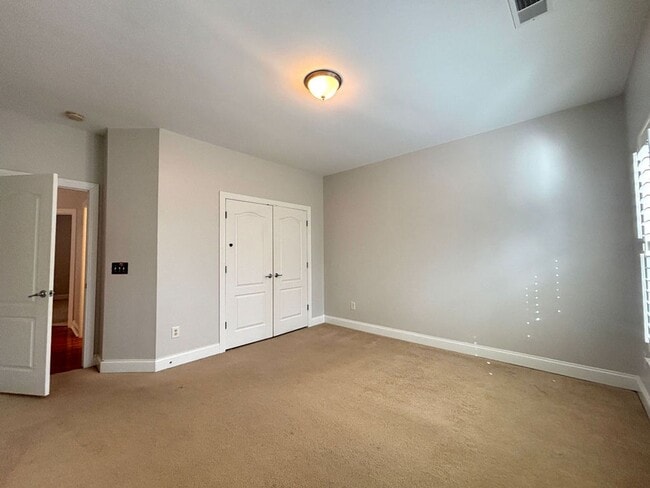 Building Photo - Available 1/15. Beautiful Remodeled 5 BR/4 BA Home in Park West!