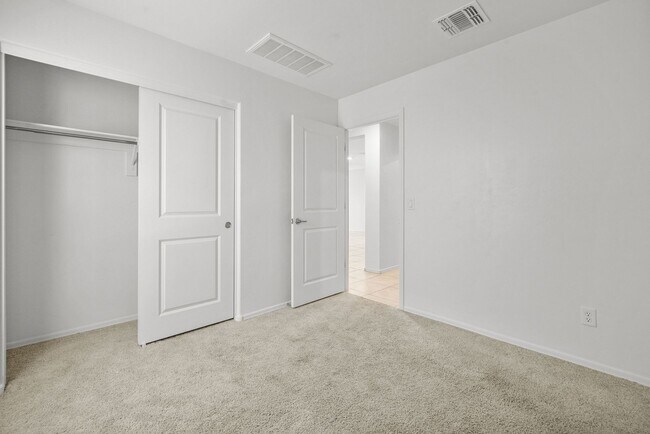 Building Photo - New home in Valencia Crossing!