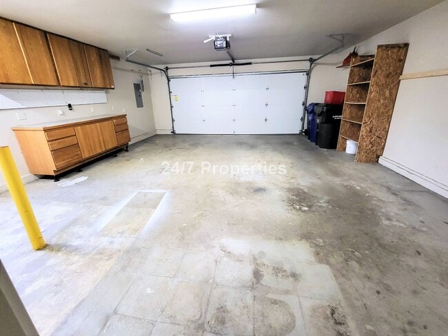 Building Photo - Single Level 3 BD | 2 BA w/ Backyard + Cov...