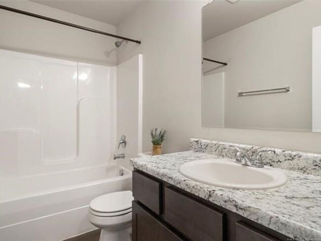 Building Photo - Spacious 3 Bed 2 Bath Home with 2 car gara...