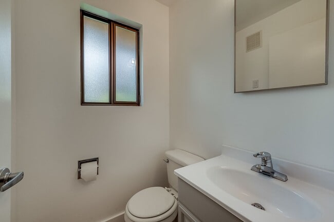 Building Photo - Updated 2 Bedroom House in Magnolia