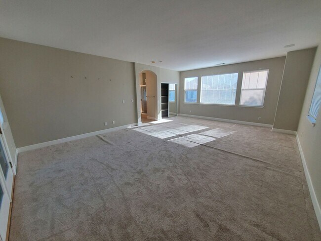 Building Photo - STUNNING SPACIOUS 5 BEDROOM HOME IN CONCOR...