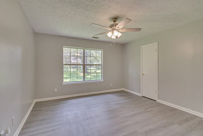 Building Photo - Nicely Renovated Ranch in Richmond Hill with Hard Surface Floors Throughout