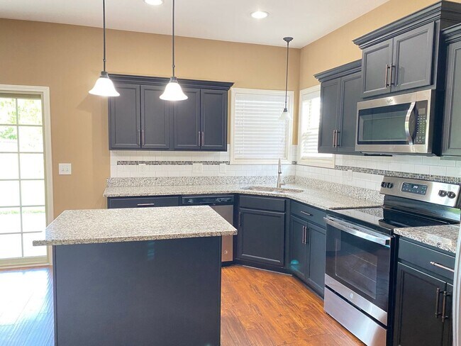 Building Photo - Beautiful Home! 4 Bed 2.5 Bath! Rossview S...
