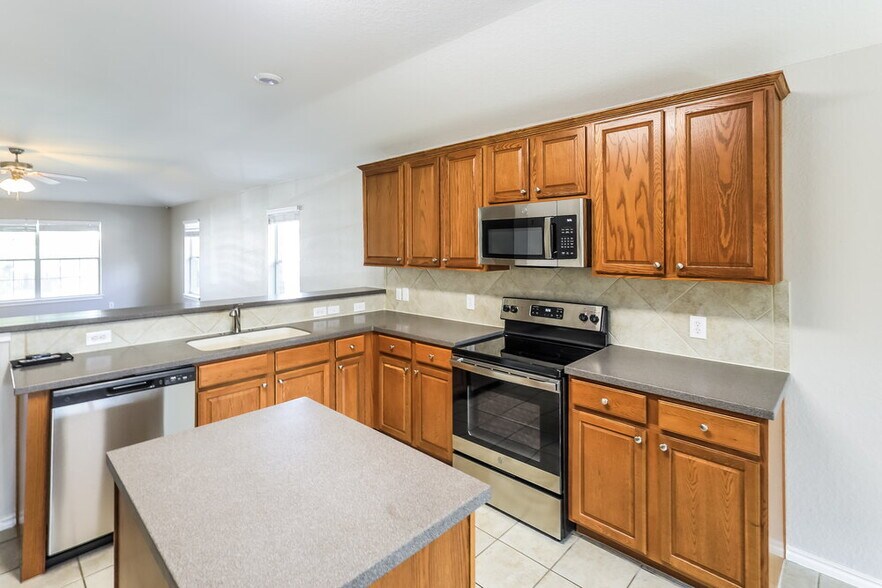 Building Photo - 610 Point Meadow
