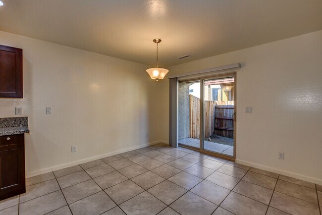 Building Photo - 3330 N Navajo Dr