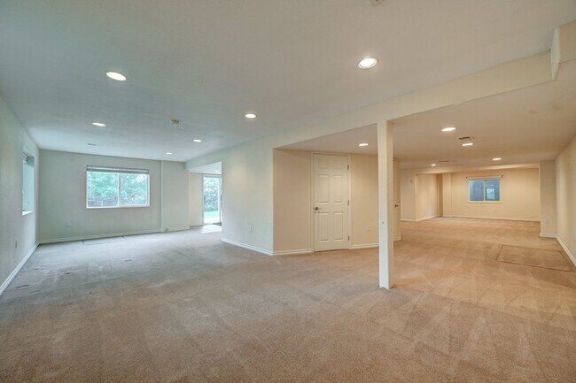 Building Photo - 4 bedroom, 5 bath hime with 3 car garage