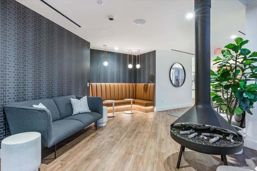 Building Photo - 57 Bank St