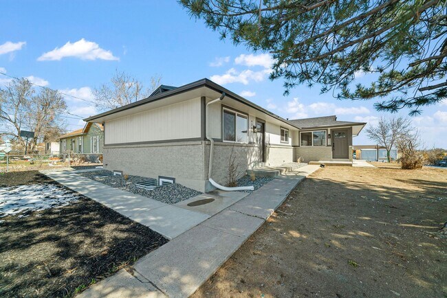 Building Photo - 6364 Julian St