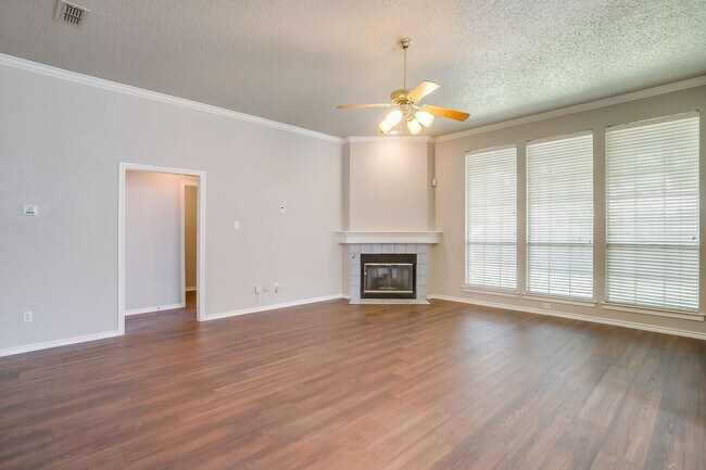 Building Photo - Freshly Remodeled 3 Bedroom, 2 Bath Home Awaiting New Tenants- FWISD- 76133