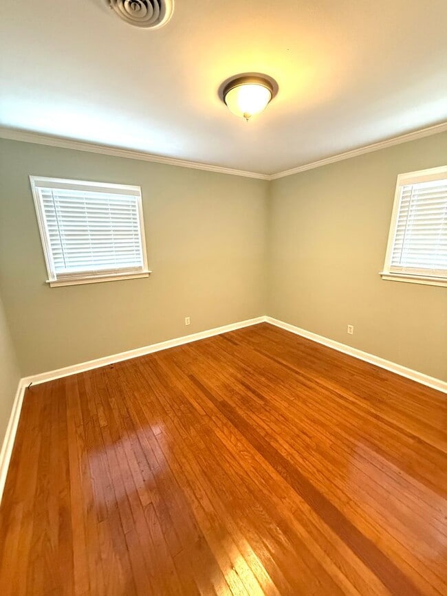Building Photo - ** 3 Bed 1 Bath located in Hillwood Club o...