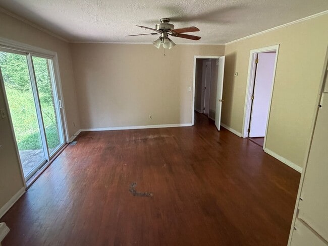 Building Photo - 3012 Pinewood Dr