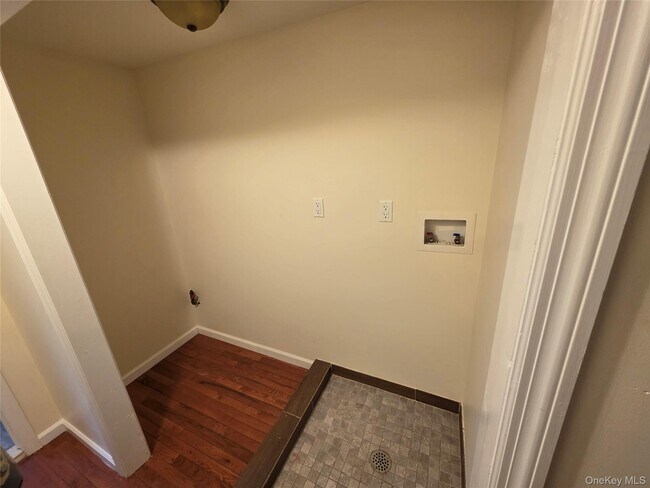 Building Photo - 28 Hasbrouck St