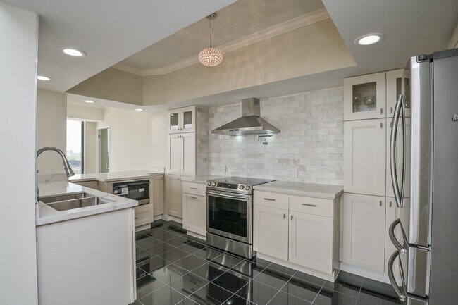 Building Photo - 15 Greenway Plz