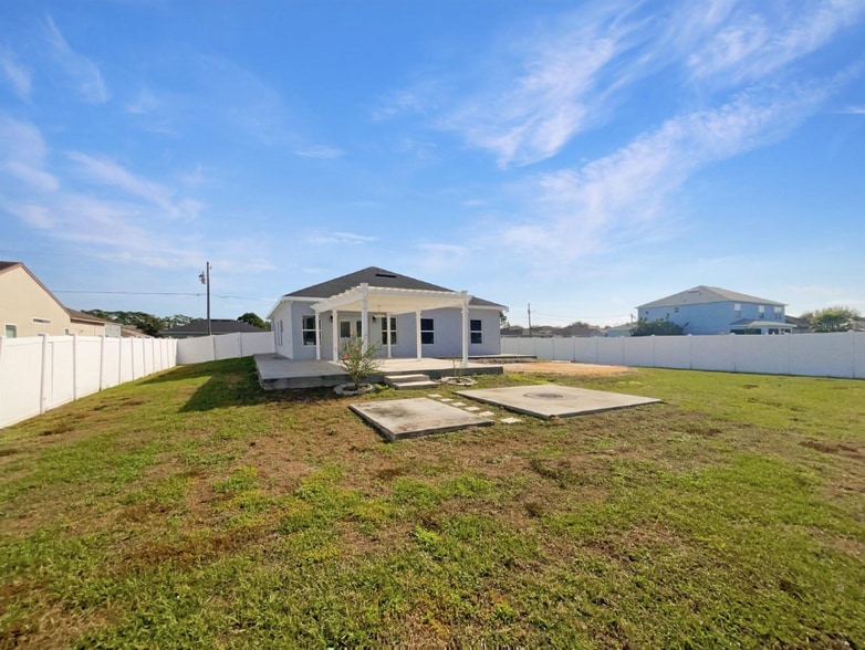 Building Photo - 1045 James Dr