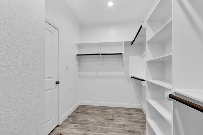 Building Photo - 11101 Park Dr
