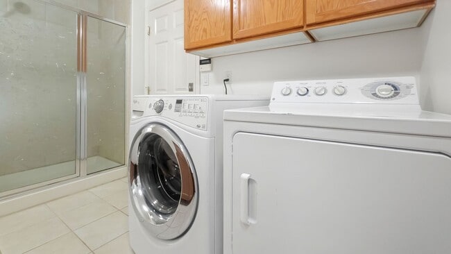 Building Photo - Spacious Updated 4 Bedroom Home with 3 Car Garage