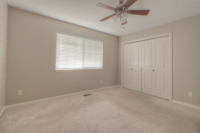 Building Photo - Pet Friendly! Cute 2 Bedroom 1.5 Bath in Midway!!