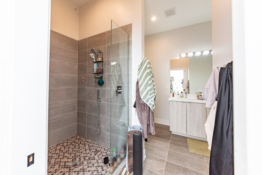 Building Photo - 2322 N Clark St