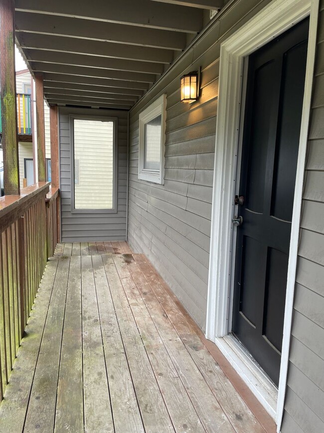 Building Photo - Recently renovated apartment in Lincoln City!