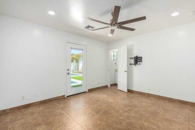 Building Photo - 1100 W 12th St