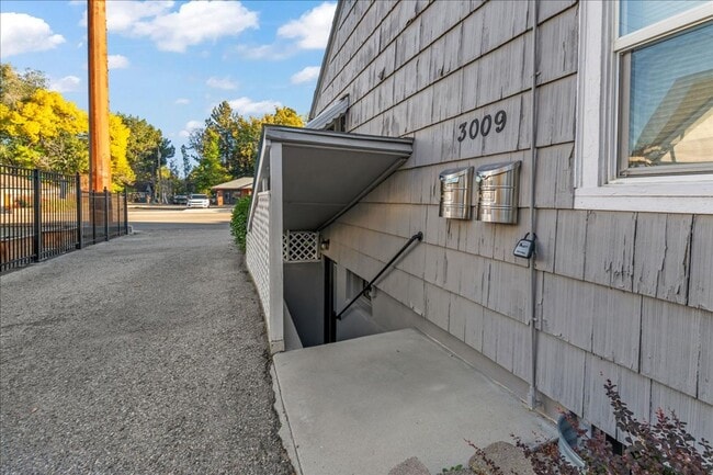 Building Photo - 1 Bedroom 1 Bathroom Basement Apartment on...