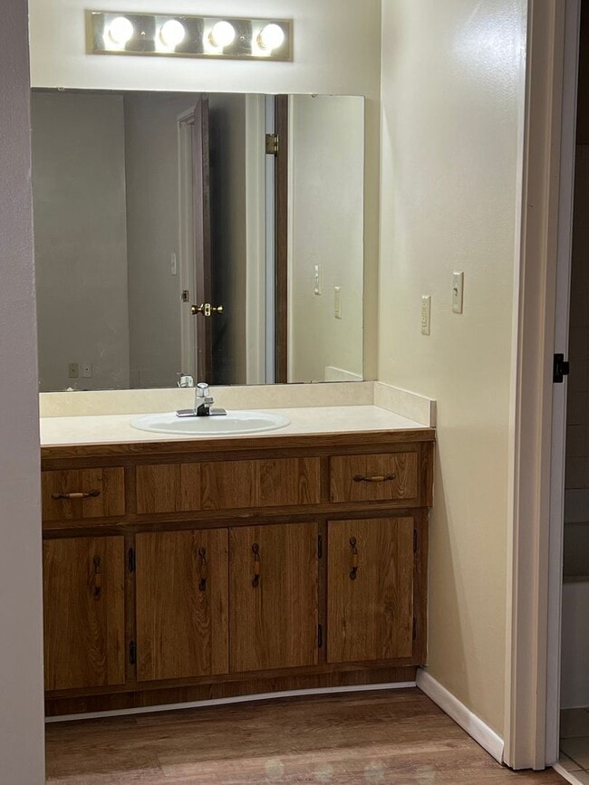 Building Photo - 2 Bedroom, 2 Bath Broadview Heights