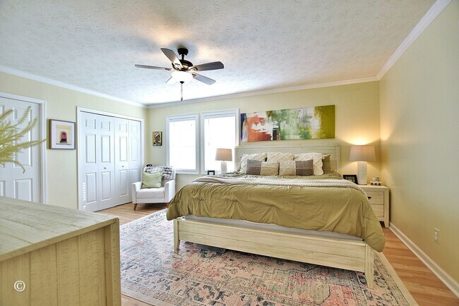 Building Photo - Move-in Ready 1-level in cul de sac with privacy fenced backyard