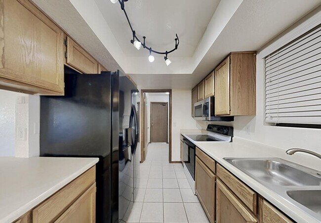 Building Photo - 2 bedroom Main house Attached Casita
