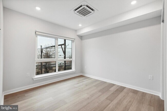 Building Photo - 3449 Scotts Ln