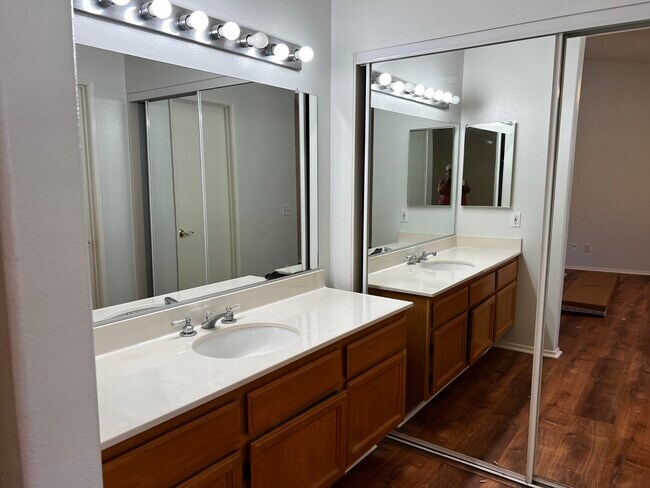 Bathroom - Master Bedroom 1 View - 10924 Creekbridge Plz