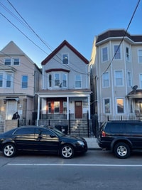 Building Photo - 300 N 5th St