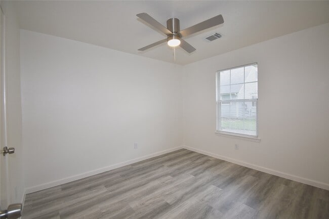 Building Photo - 6145 Settlers Square Ln