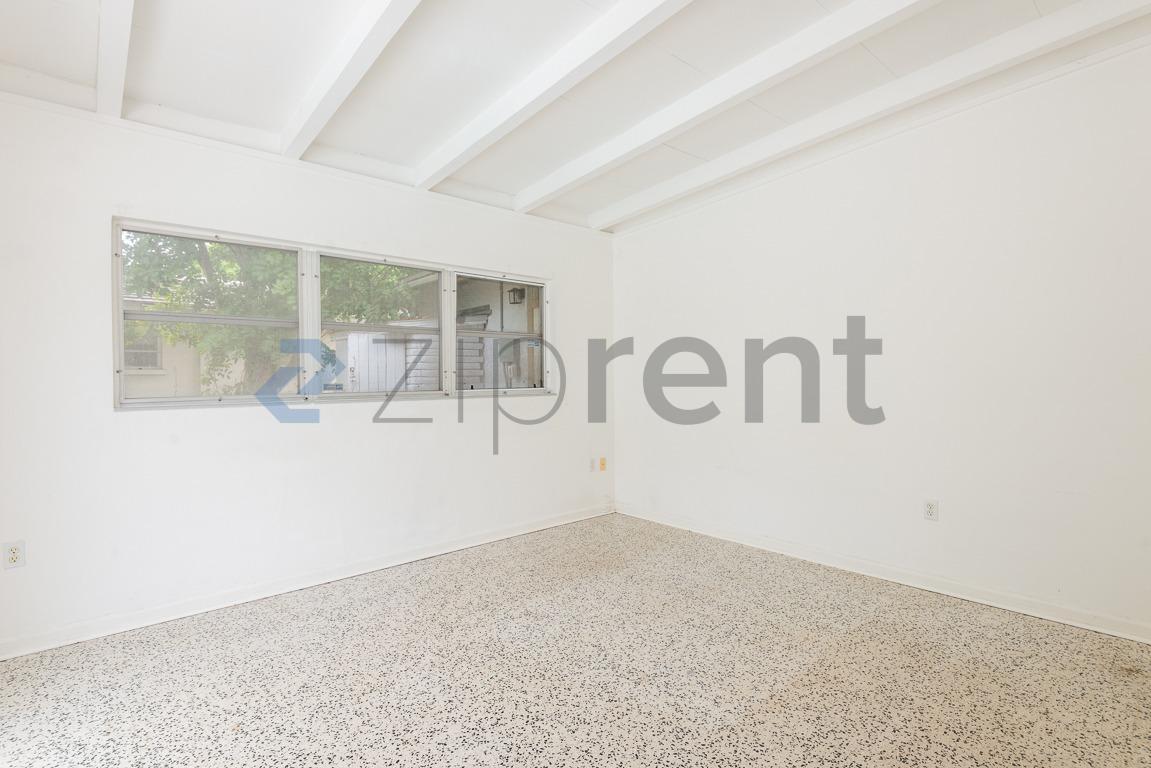 Building Photo - Unit
