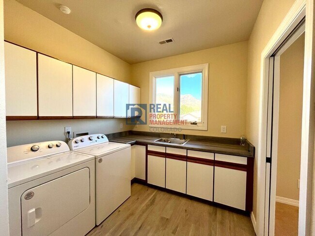 Building Photo - 2645 Rossmere St