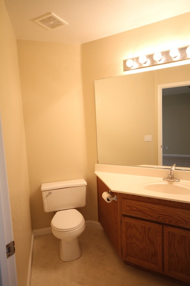 Building Photo - 4BR/2.5 BA / 1914 SF | New Carpet | Tenant...