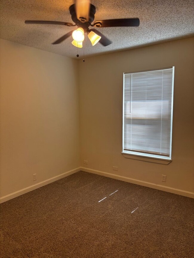 Building Photo - 3 Bedroom 2 Bath