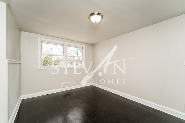 Building Photo - Updated 3 bedroom end unit townhome!