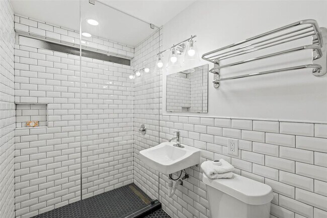 Building Photo - 217 E 12th St