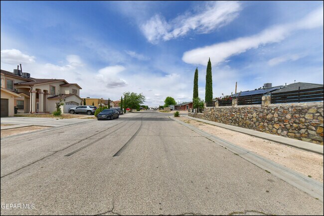 Building Photo - 683 Teichelkamp Dr