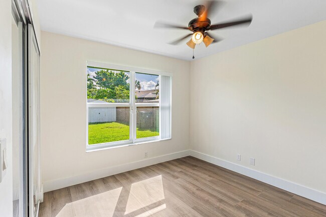Building Photo - 1100 Basswood Pl