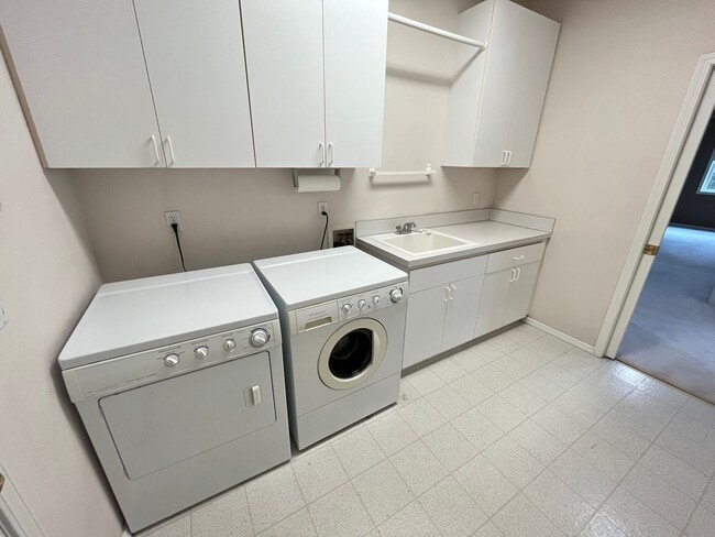 Building Photo - Clackamas Ranch 3 bedroom 2 bathroom - W/D...