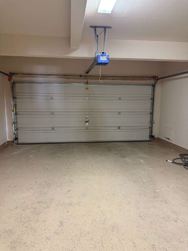 Building Photo - "Spacious 4-Bedroom Oasis with Granite Kit...