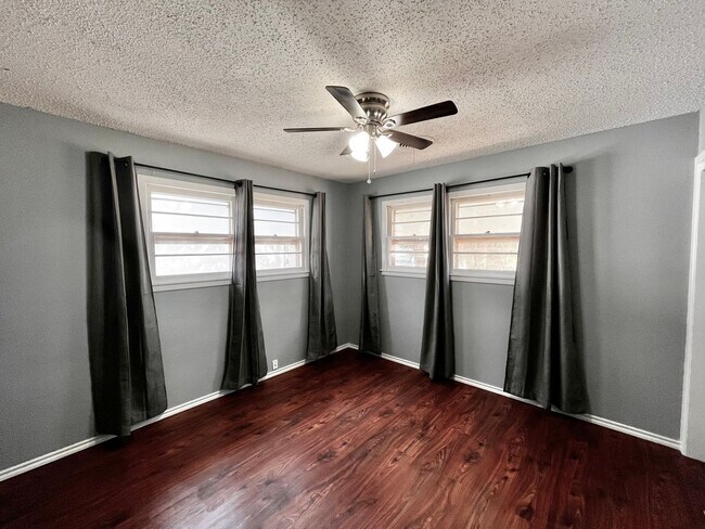 Building Photo - Amazing 4/2.5 in Prime Location! Minutes from Texas Tech and Hospitals!