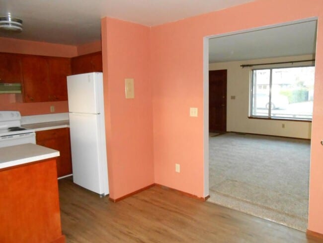 Building Photo - 2860 Willow Dr