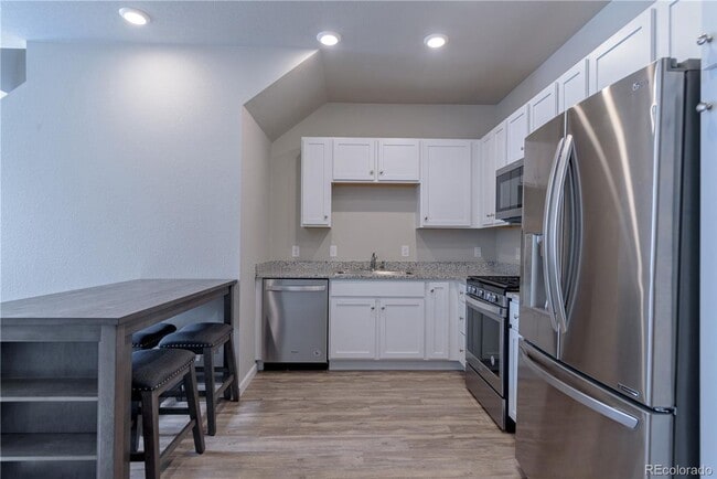 Building Photo - Beautiful Townhome in Lakewood
