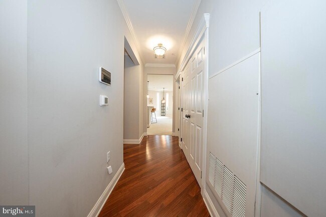 Building Photo - 300 W Elm St