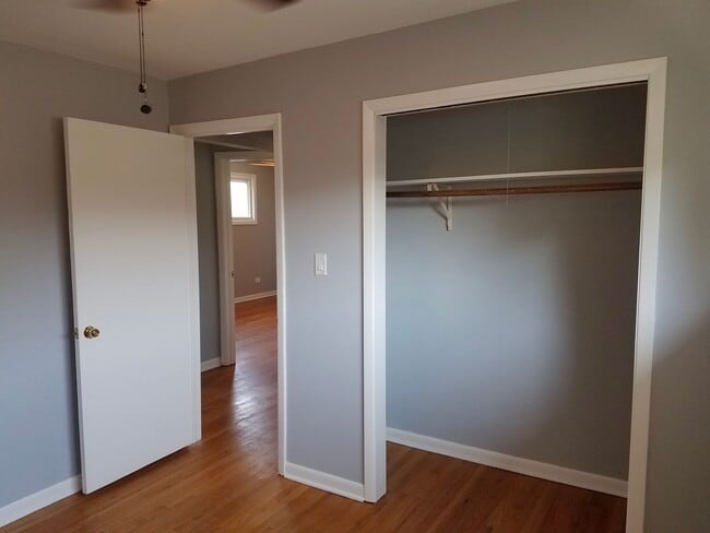 Building Photo - Cozy 3 bedroom 1.5 Bathroom Townhouse! Hardwood Throughout! Parking Included In Rent! Available f...