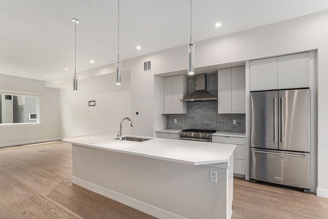 Building Photo - Spacious 3 bedroom home in the heart of Ed...