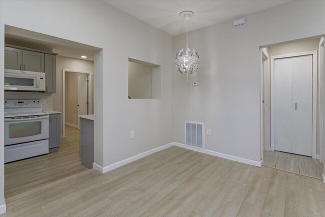 Building Photo - Modern Urban Oasis: Renovated 2 Bed/2 Bath...